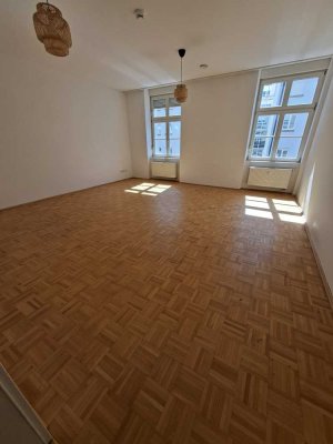 Geräumiger und heller Altbau mit Balkon in zentraler Lage