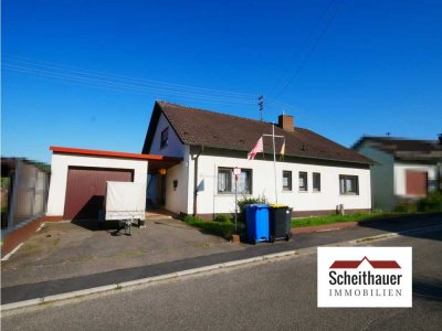Wohnen auf einer Ebene – Großzügiges Wohnhaus mit Einliegerwohnung, Ausbaureserve und Garten
