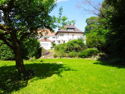 Zauberhafte Stadtvilla unter Walmdach in zentrumsnaher Wohnlage mit Gartenpavillon und Doppelgarage