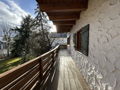 **Die gesamte erste Etage in einem charmanten 3-Familienhaus im oberbayerischen Landhausstil**