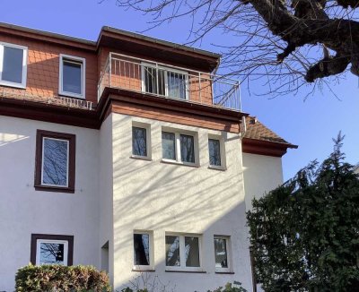 Helle 2 Zimmer Dachgeschosswohnung mit Balkon in Frankfurt-Seckbach