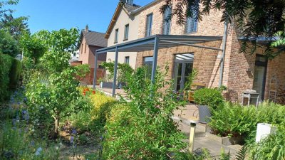 Familienidylle mit außergewöhnlichem Garten – Stilvolle Doppelhaushälfte in ruhiger Zentrumslage