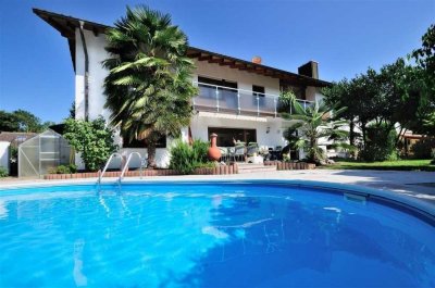 Exklusives Mehrfamilienhaus mit großzügigem Platzangebot, Garten und Pool in ruhiger Lage