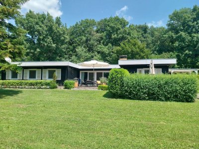 Mid-Century-Bungalow in sonniger Grünruhelage auf einem Pachtgrund