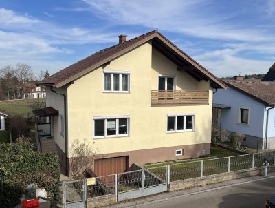 LIEBEVOLLES EIN- BZW. MEHRFAMILIENHAUS IN TRAUMHAFTER WOHNLAGE MIT HERRLICHEM FERNBLICK DIREKT AN FELDER DER REGION ANGRENZEND