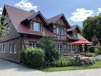 Zwei Einfamilienhäuser und Platz für die Pferde