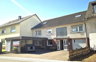 Zweifamilienhaus mit sonnigen Freisitzen, Garage, Carport und großem Gartengrundstück!