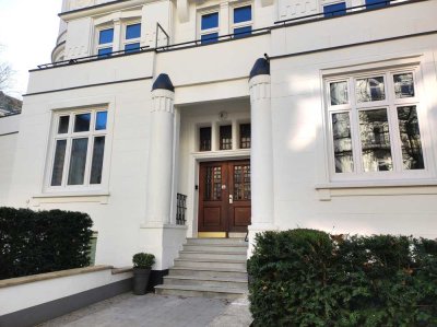 6 Zimmer Wohnung, frisch saniert, 1. OG, 2 Bäder, 4 Balkone!