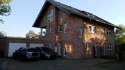 Zwei Familienhaus mit Maisonettwohnung in Neuss Uedesheim.