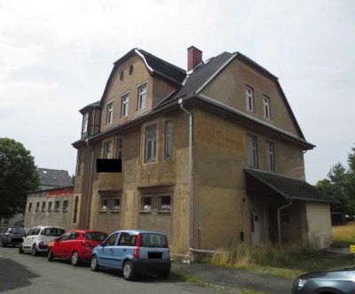 leer stehendes Wohn- und Geschäftshaus mit Anbau wartet auf Sanierung in Hirschberg
