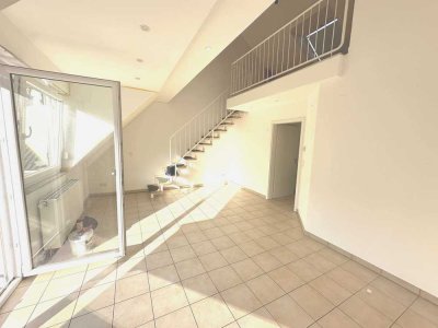 Lichthelle Wohnung mit KÜCHE und BALKON