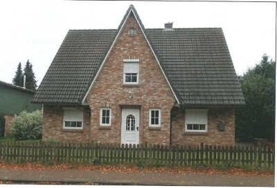 Freistehendes klassisches Friesenhaus,    Bj. 1998, zentral gelegen in Wasbek!