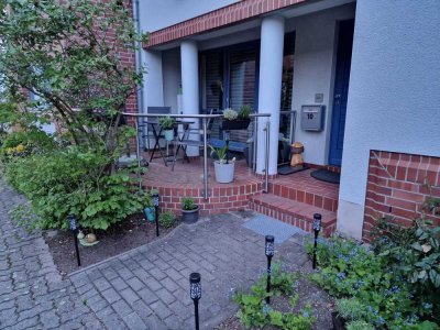Ruhige EG-Wohnung mit En-Suite-Vollbad, 2 Terrassen, privatem Eingang & 2 Pkw-Stellplätzen