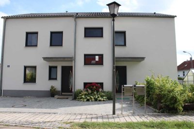 Modernes Zweifamilienhaus mit Einliegerwohnung, Photovoltaik  Welnessbereich-in Wackerstein