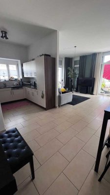 GROßZÜGIGE UND LICHTDURCHFLUTETE 3-ZIMMER-WOHNUNG MIT BALKON UND STELLPLATZ IN ZENTRALER LAGE