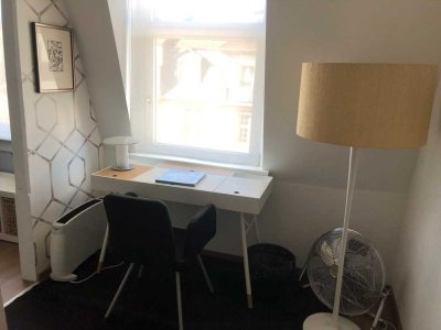 gemütliche 2 Zimmer Mansarde (WG) nahe dem Campus Westend