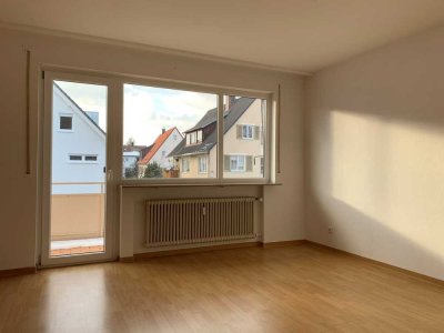 Helle Wohnung mit zwei Zimmern sowie Balkon und Einbauküche in Leinfelden