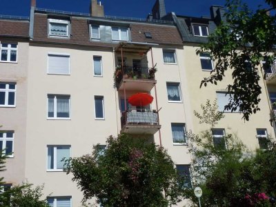 Zentrumsnahe 5-Zimmer-Wohnung (3. OG) in Hof - Süd-Balkon, Kellerabteil & Dachboden - ideal für WGs