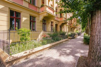Bezugsfreie 2-Zimmer-Altbauwohnung mit Balkon nahe dem Schlosspark
