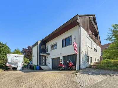 Großzügiges Zweifamilienhaus in Hanglage mit Einliegerwohnung und Potenzial in Kirchehrenbach