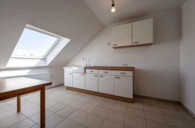 Helle 2-Zimmer-DG-Wohnung, S-Bahn Anbindung