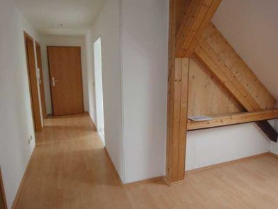Frei ab 1.10.26 - TOP Ausstattung - Bad mit Fenster - Laminat