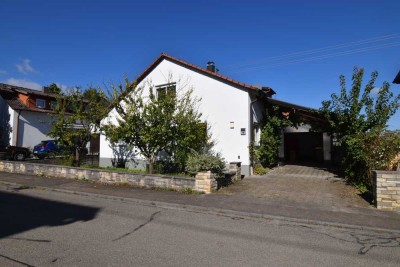 Einfamilienhaus mit 8 Zimmern mit excellenter Bausubstanz - betagt aber mit viel Potenzial