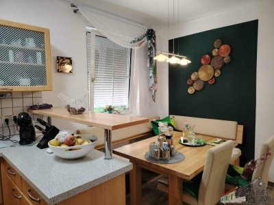 Sonnige 3 Zimmer-Wohnung mit 5m²-Balkon und KFZ-Stellplatz wartet auf Sie! – Top Zustand!