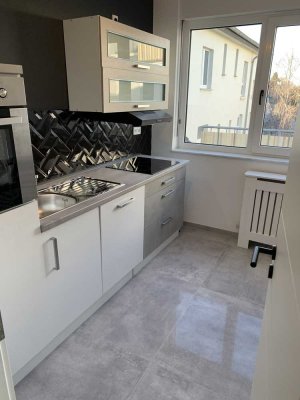 Zweitbezug nach Sanierung: Luxuriöse 2-Zimmer-Wohnung im 3. OG mit Balkon in Bonn-Castell