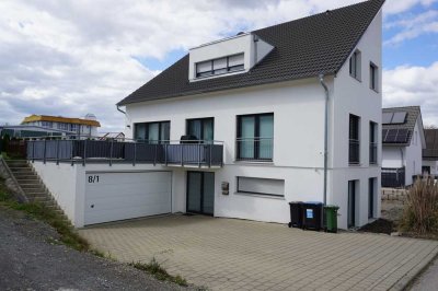 Geräumige, preiswerte 5,5-Raum-Doppelhaushälfte mit gehobener Innenausstattung und EBK in Neustetten