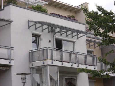 Helle 2-Zimmer-Wohnung mit  mit großem Balkon und EBK in Augsburg-Pfersee