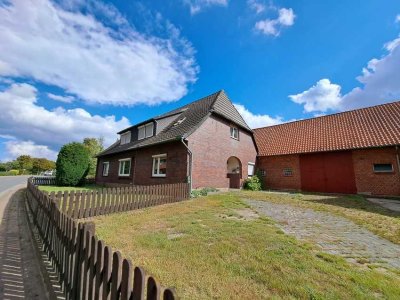 Zweifamilienhaus mit vielseitigem Potential, großem Garten + Nebengebäuden