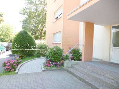 Der Balkon ruft: möbliertes, großzügiges 1-Zimmer-Apartment mit schönem Blick ins Grüne