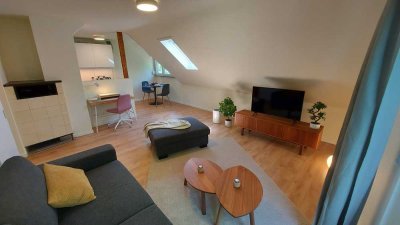 Ruhige 2-Zimmer-Dachgeschosswohnung im Grünen! Vollständig möbliert und ausgestattet!