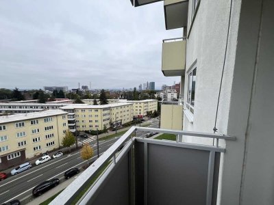Neuwertige möbelierte 1-Zimmer-Wohnung mit Skyline-Blick Balkon in Frankfurt-Sachsenhausen