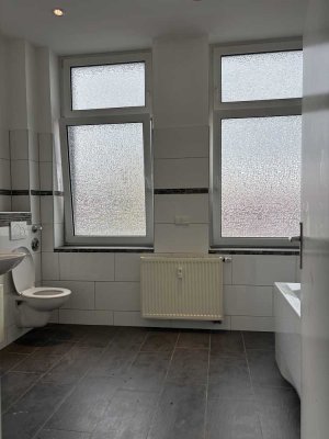 3 helle Zimmer, Hochdach, Einbauküche, Parkplatz.