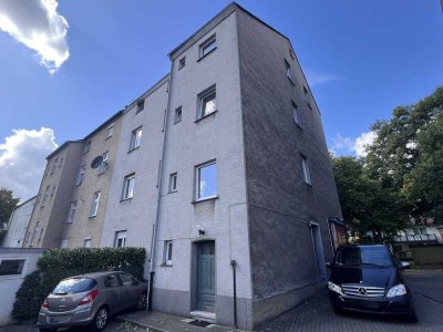 Vierfamilienhaus mit großem Garten sowie vier Garagen und einem Carport in zentraler Lage!