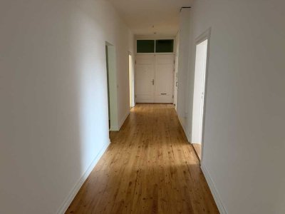 Zentrale Altbauwohnung mit Doppelgarage und Dachterrasse
