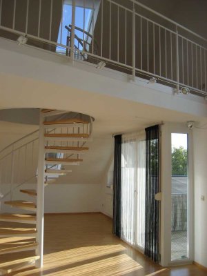 Helle Maisonette-Wohnung mit offener Galerie, sonnigem Balkon und Tiefgarage