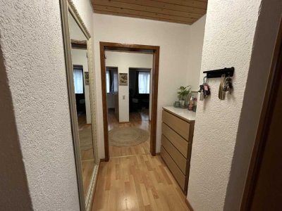 Schöne Vierzimmerwohnung mit Balkon, Stellplatz und Keller