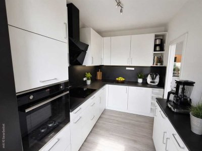 Schicke 3-Raum-Wohnung mit Aufzug und Balkon mit Blick auf kleine Grün-Oase