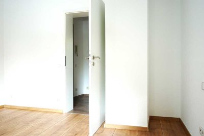 Schatz, ich habe unsere neue Wohnung gefunden!     Drei Zimmer, EBK, Hochparterre ohne Balkon