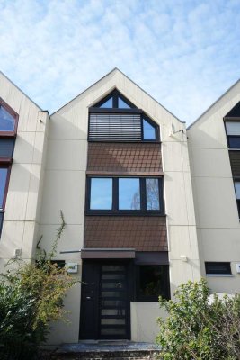 Helles Reihenhaus mit flexibler Raumaufteilung, Terrasse, Garten und Garage.