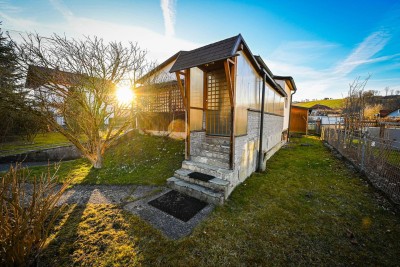 Einfamilienhaus und Garage und traumhaften Sonnengarten - mit großem Potential