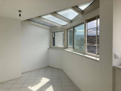 Helle 3-Zimmer-Dachgeschosswohnung mit großer Terrasse &amp; Garagenplatz - ideal für Familien und Paare