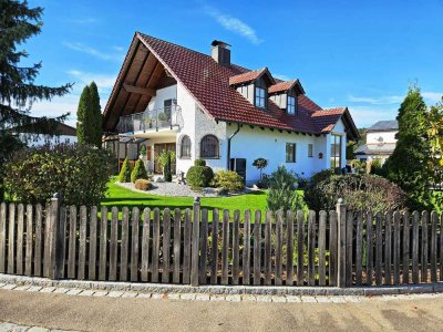 Großzügiges Wohnhaus für Gewerbetreibende mit Doppelgarage, Kachelofen, Einbaukü., Sauna und Garten!
