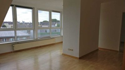 Helle Dachgeschosswohnung mit großer Fensterfront in Bilk