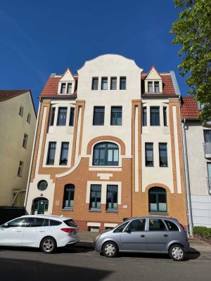 Großzügige 2-Raum-Wohnung mit Balkon und Einbauküche in charmanten Altbau