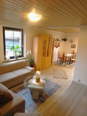 Sanierte Erdgeschosswohnung mit drei Zimmern und EBK in Reinsdorf