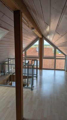 Die Sonne genießen, helle 3-Zimmer-DG-Wohnung mit Balkon und TG-Stellplatz
